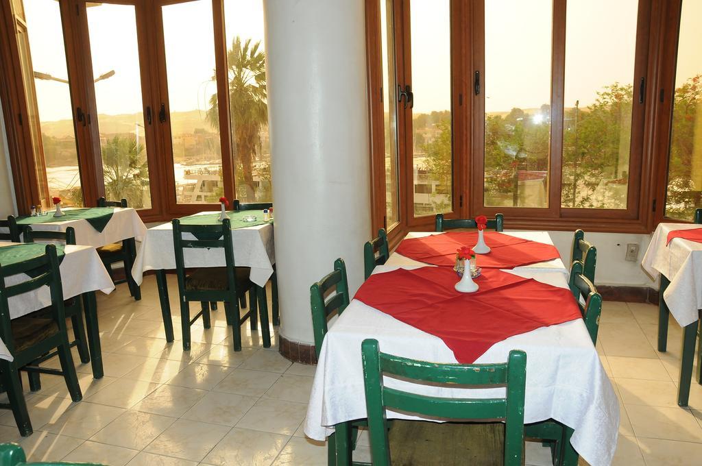 Nile Hotel Assuan Esterno foto