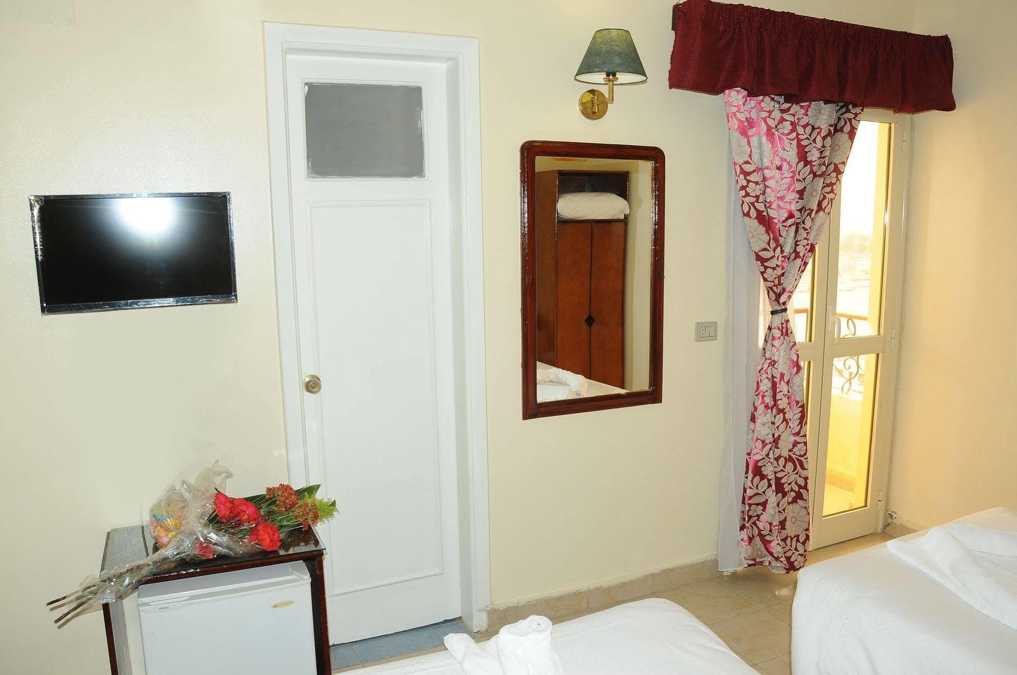 Nile Hotel Assuan Esterno foto