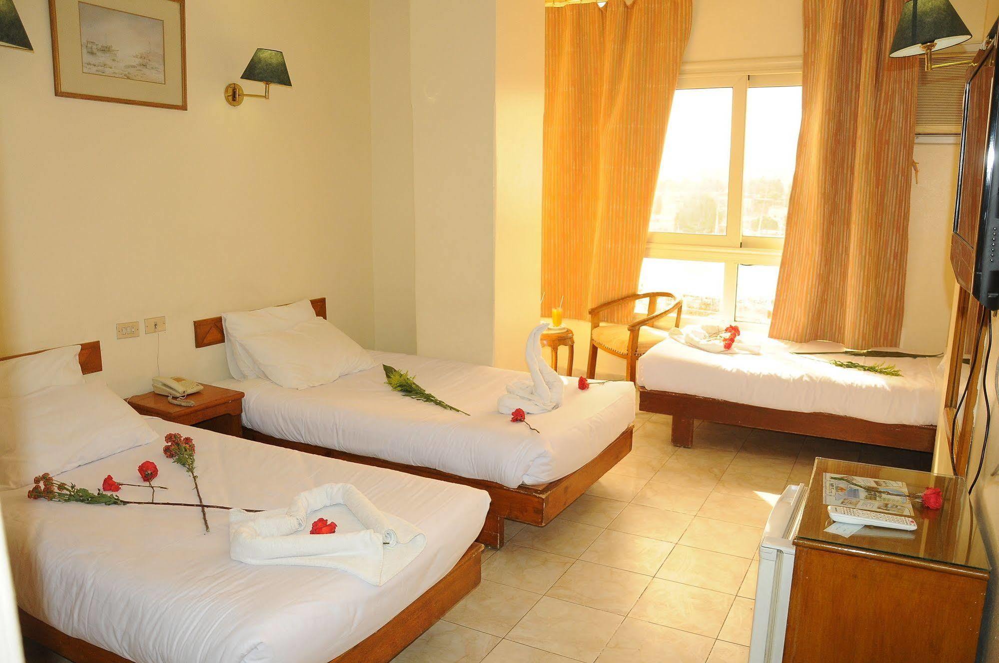 Nile Hotel Assuan Esterno foto