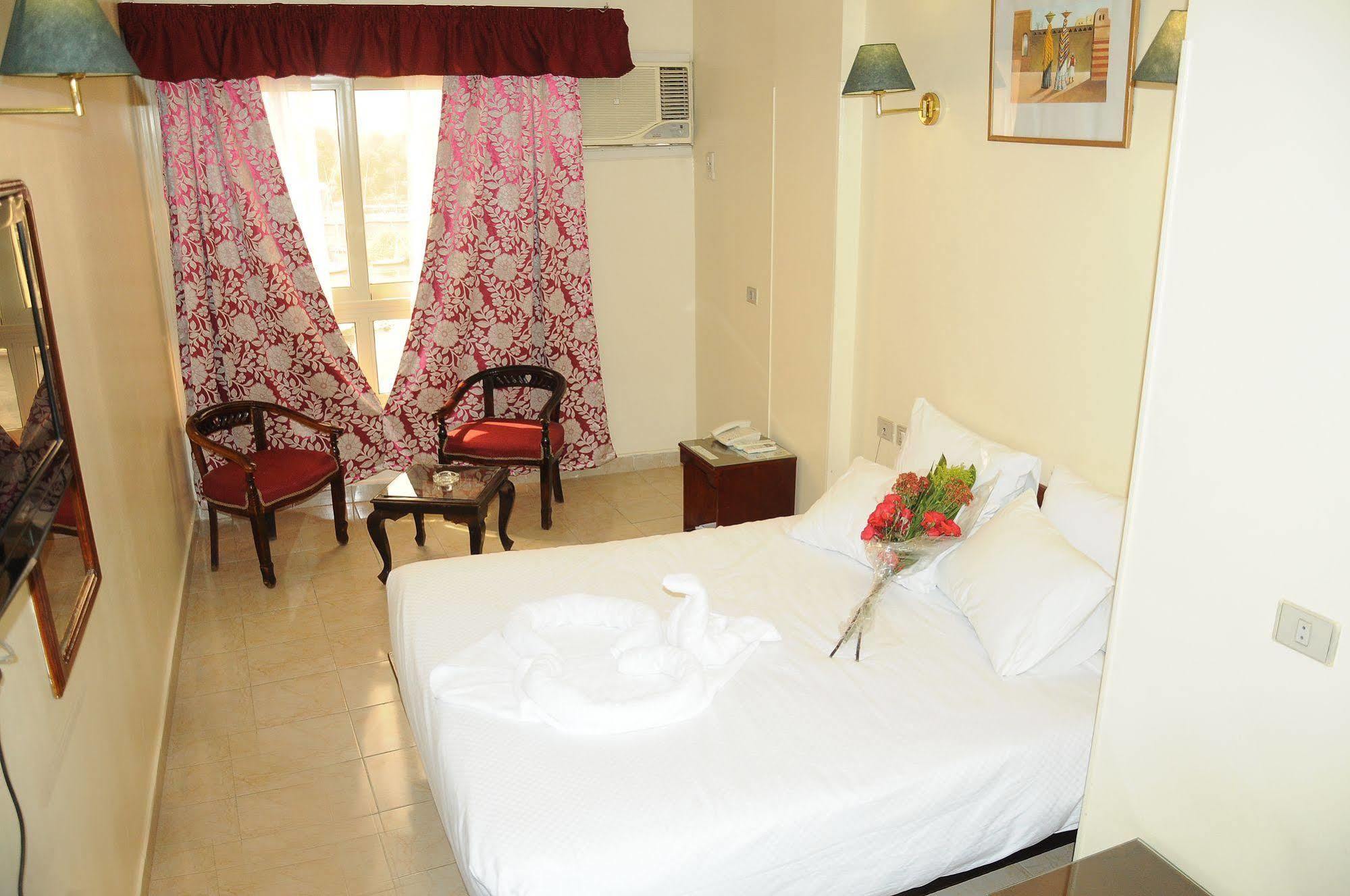 Nile Hotel Assuan Esterno foto